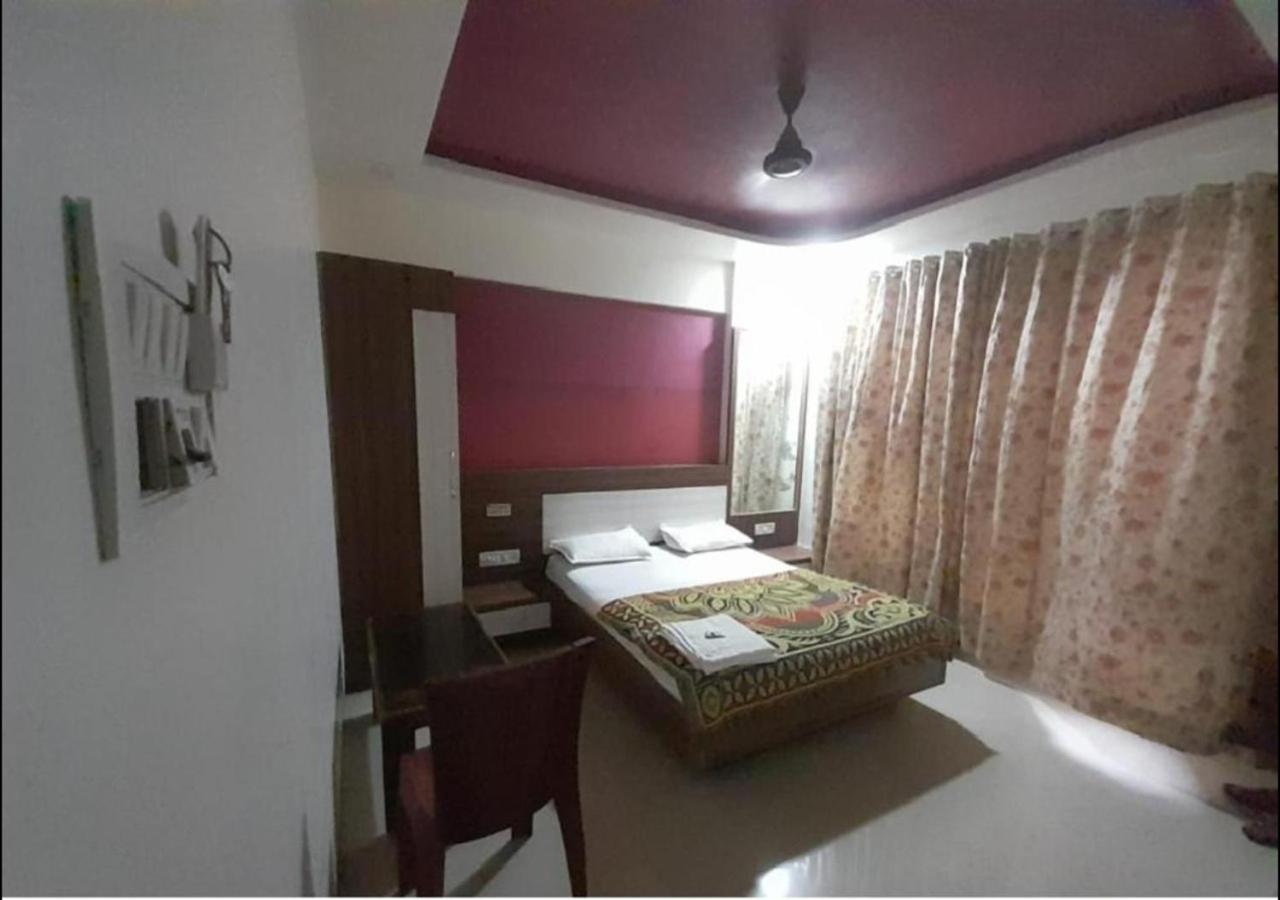 Hotel Sai Ganesh Lodging & Boarding By Wb Inn Titwala Exterior foto